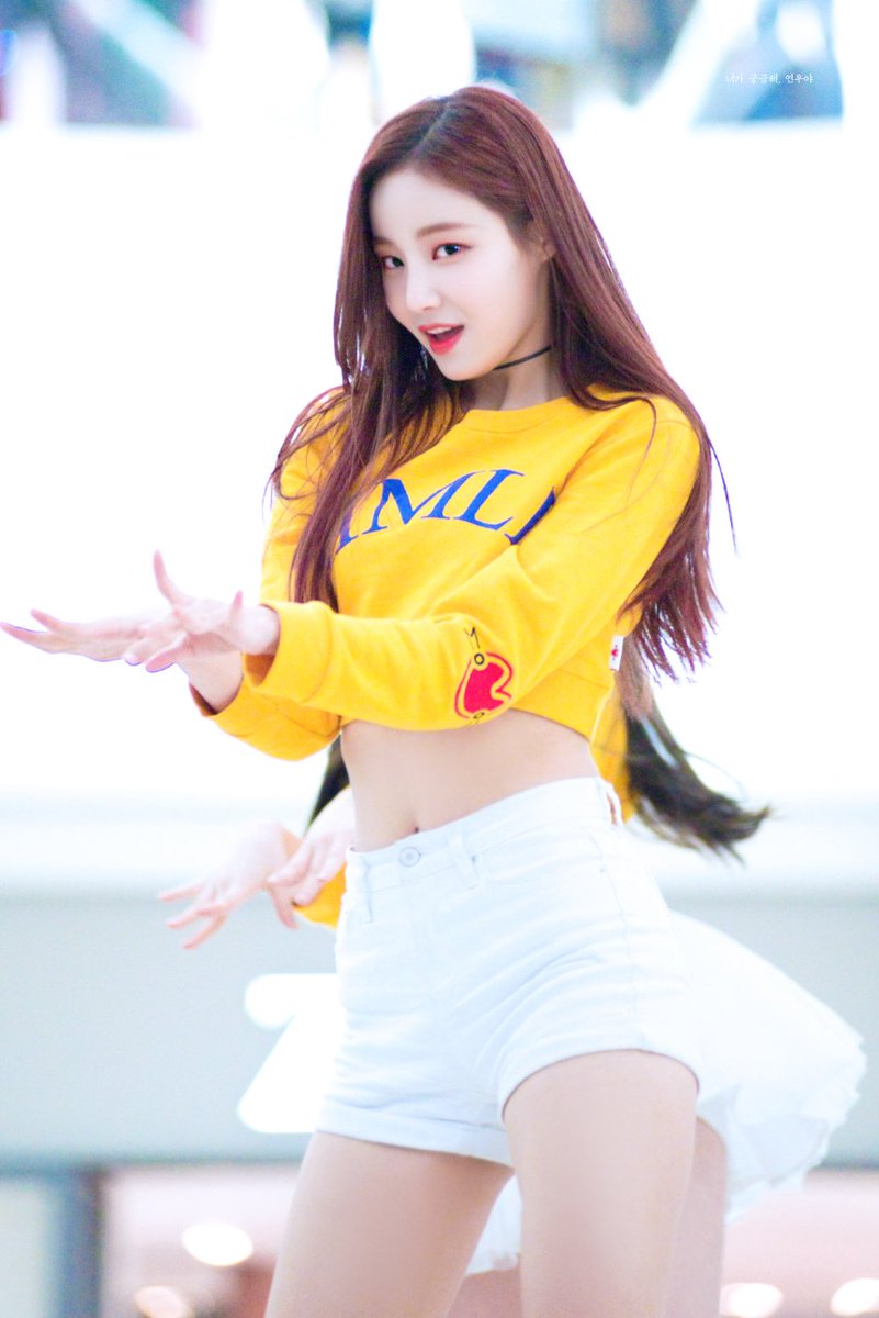 WRU_Yeonwoo's tweet photo. 180121 모모랜드 연우 영등포 팬사인회
#모모랜드 #연우 #MOMOLAND #YEONWOO #이다빈

무대할 때 다빈이가 제일 좋아!
멋있잖아 🔥 https://t.co/L0vc8F2ry6
