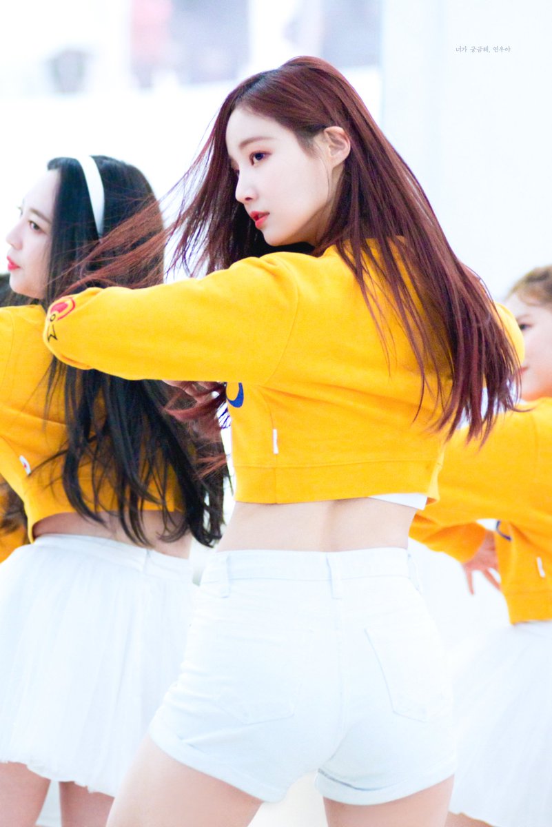 WRU_Yeonwoo's tweet photo. 180121 모모랜드 연우 영등포 팬사인회
#모모랜드 #연우 #MOMOLAND #YEONWOO #이다빈

무대할 때 다빈이가 제일 좋아!
멋있잖아 🔥 https://t.co/L0vc8F2ry6