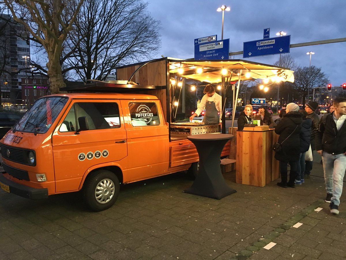 Wij zijn even gesloten tot 18u om de winkel om te bouwen voor de BTW actie. Ondertussen kunt u buiten gratis poffertjes en koffie halen 😁