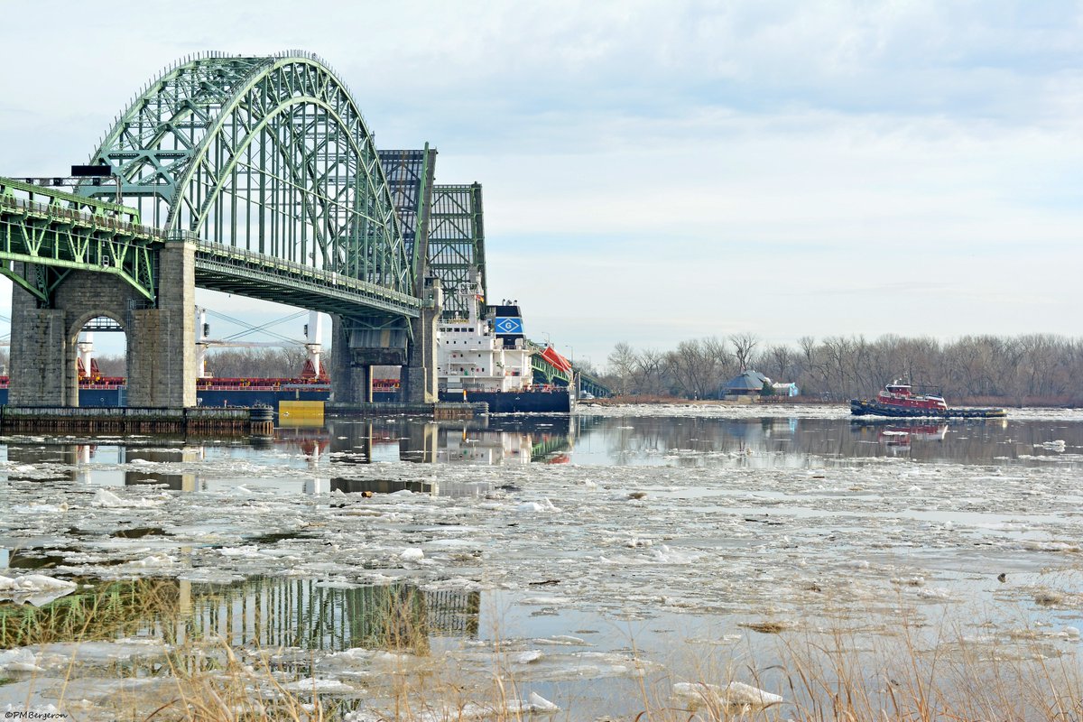 MikeSlickster's tweet photo. How many times have you had to wait for this event on either side of the Tacony-Palmyra Bridge? #Philly #Photography #DelawareRiver #TheDelawareforLife https://t.co/fjoBZRzxJT
