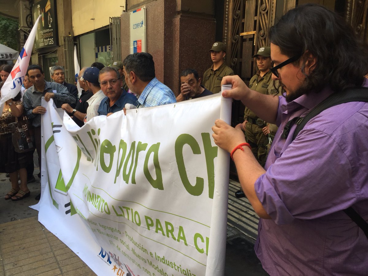 litioparachile's tweet photo. En las oficinas de #Corfo #Santiago hoy se protestó contra el acuerdo que alcanzó #Bitran con #Soquimich, la mayor empresa corruptora de Chile. El estado volvió a regalar el litio a Ponce Lerou https://t.co/oMfdqaLWBk