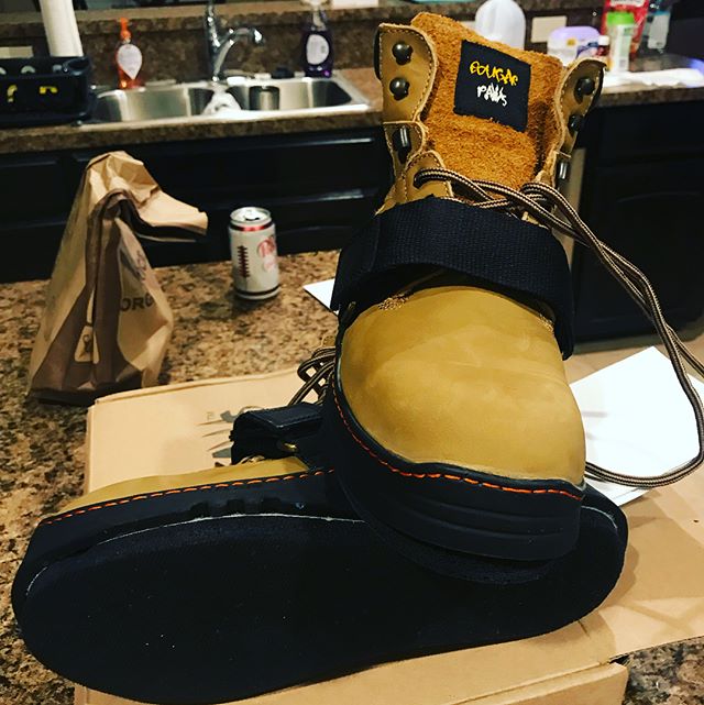 CougarPaw_Boots's tweet photo. If your job requires you to inspect steep roofs be sure to grab a pair of Cougar Paws! #roofing #roofer #construction #roofingboot #cougarpaws #roofingshoes https://t.co/ebUzNb4TmF