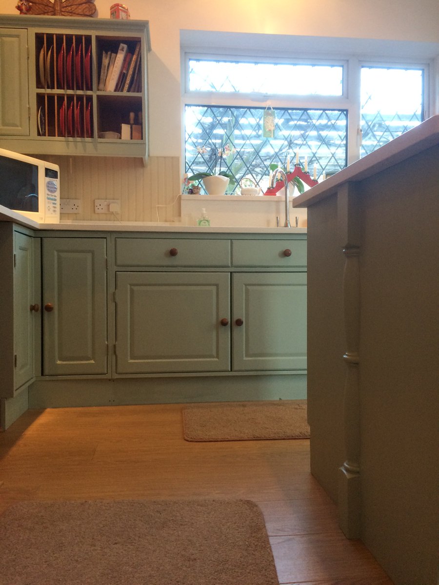FurnitureRevn's tweet photo. This high-quality handmade kitchen was updated with our specialist paint in this beautiful marine inspired colour scheme. Our customer is absolutely delighted with the results and has commissioned more work. https://t.co/EXqGUvFmsy
