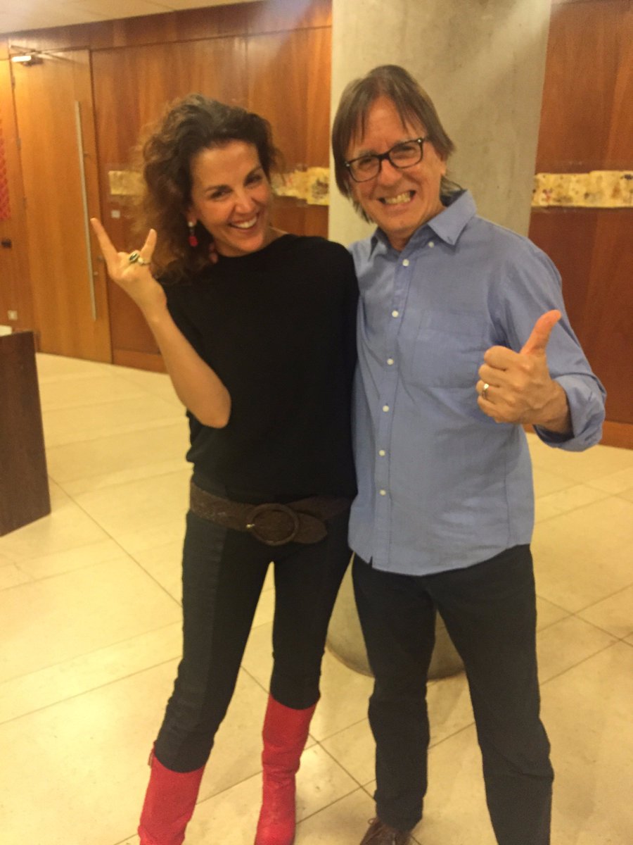 CICS_UDD's tweet photo. Con rock&amp;evolución finalizamos el ciclo de Charlas Divergentes del #ResearchCampDCCS. Un cierre creativo, interesante y lleno de música gracias a @IsabelBehncke  y @hernanred de @GP2RChile https://t.co/VbLTr2VgXW https://t.co/WLY2WZv8xd