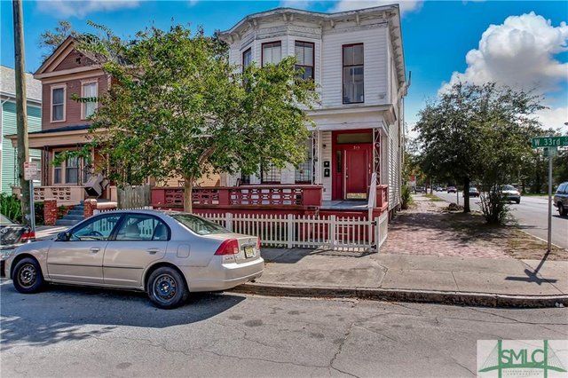 DMopperRealtor's tweet image. 319 W 33rd Street is a spacious Victorian-style duplex. It’s in a good location for SCAD students, or anyone that works downtown or needs easy access to I-16. Both units are currently rented for a monthly income of $1,800. Offered at $250,000. #savannah
buff.ly/2mVH2fE