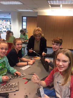 normandalemedia's tweet photo. Last wk students learned about what's inside of computers, this wk our students get to take apart computers &amp; next week students get to get creative with parts! Plus it's PJ Day!  #makerspace #IamEPS @edinaschools https://t.co/qLx3jor8U2