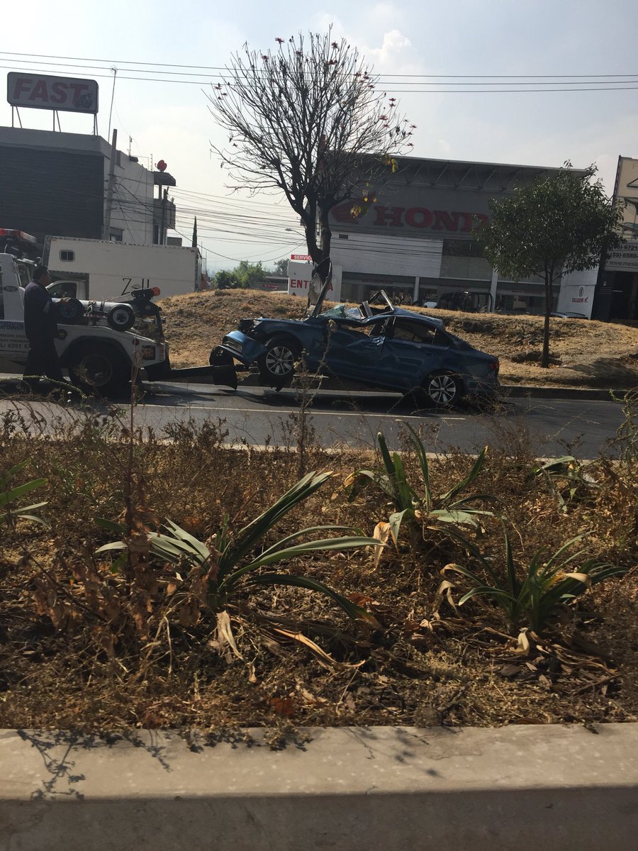 Volcadura en Periférico Sur a la altura de Plaza Gran Sur dirección Vaqueritos carriles centrales