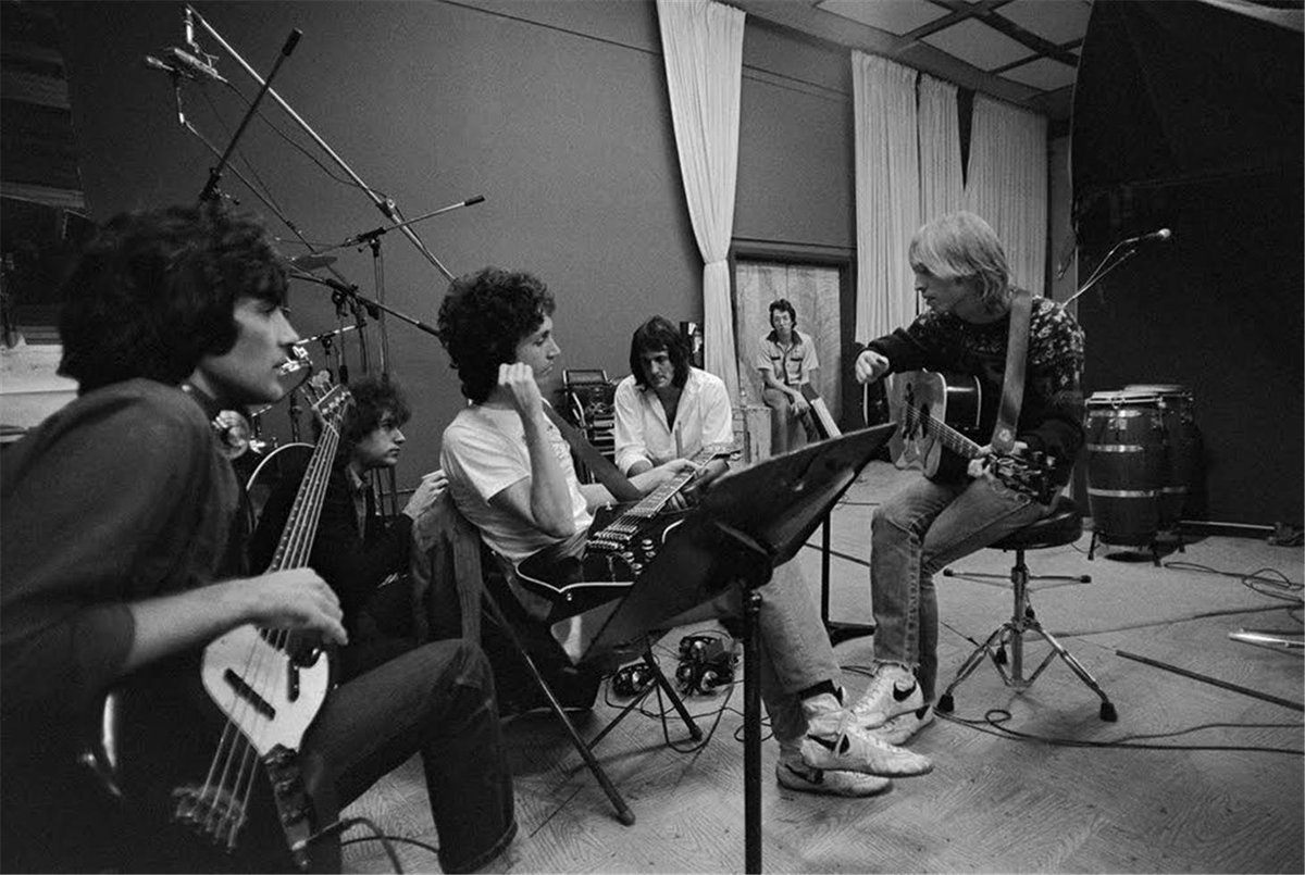 crockpics's tweet photo. Tom Petty &amp; The Heartbreakers in the studio, 1980 https://t.co/KJ8jTKOHGD