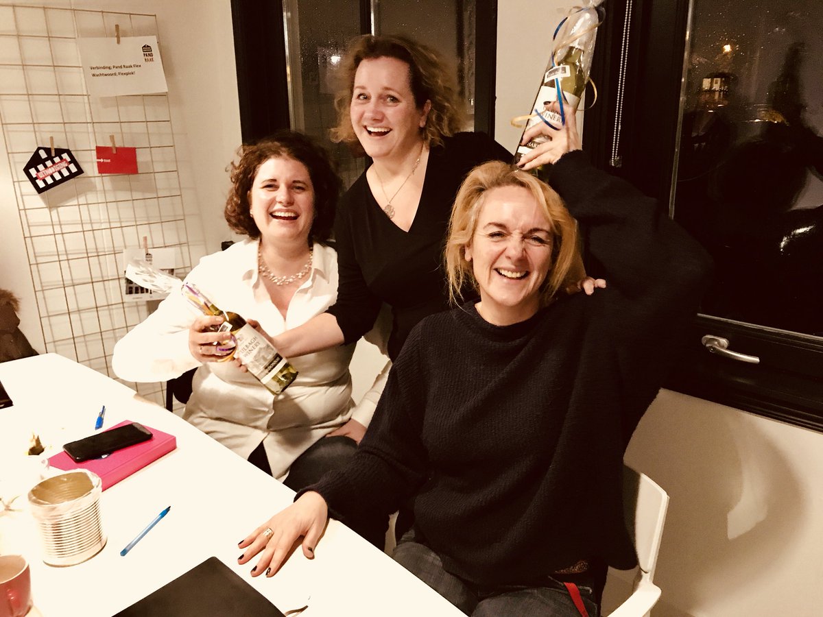 Zojuist heeft <a href="/LonnekeDeutekom/">Lonneke Deutekom</a> de allerlaatste vergadering voorgezeten .... wij zeggen proost!