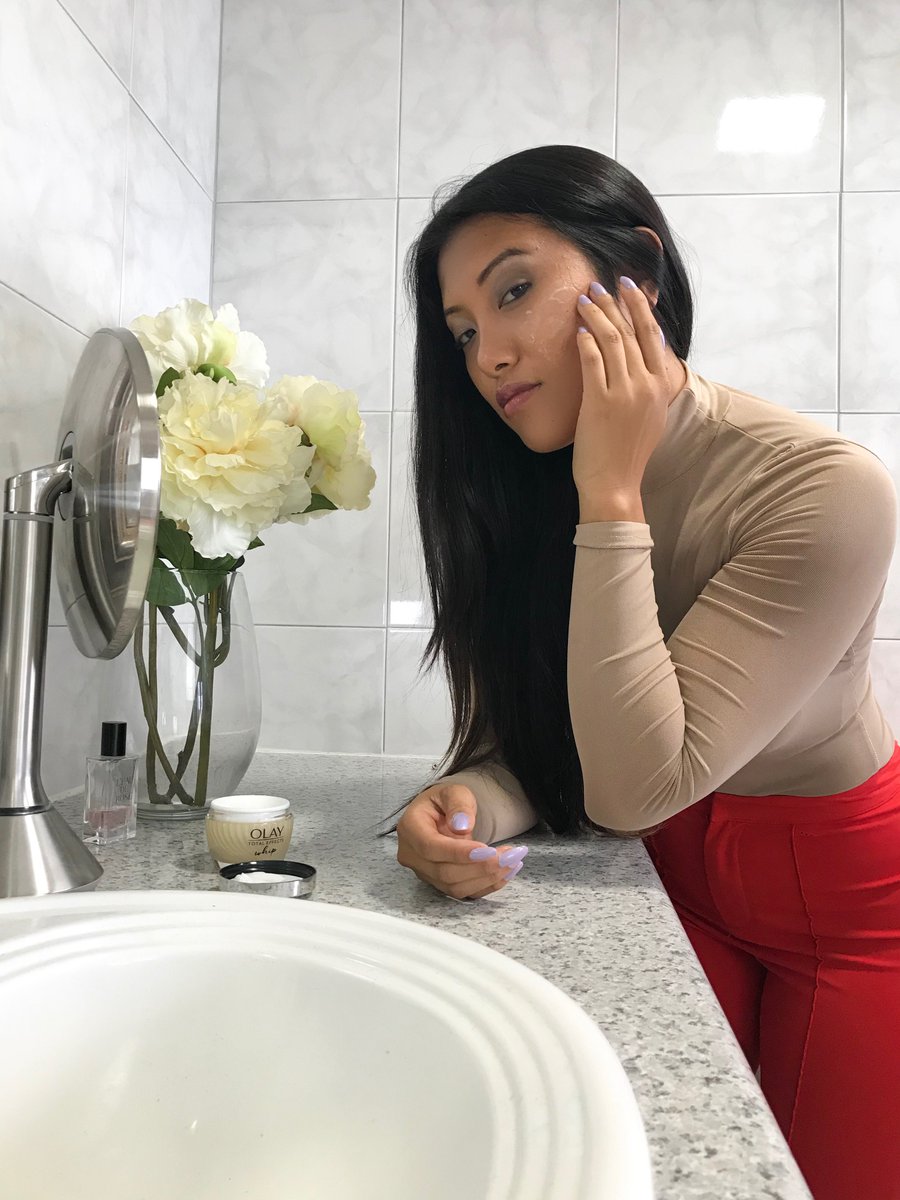 LynseeHeeKyeong's tweet photo. My #1 beauty tip is to moisturize, ladies! This new @OlaySkin Whip
moisturizer is lightweight and lasting. It just hit shelves at @Walgreens too! Get $5 off your purchase: (https://t.co/CNUhyQIGw2) #feelthewhip #5bucksOFF #ad https://t.co/qUbAupw86J
