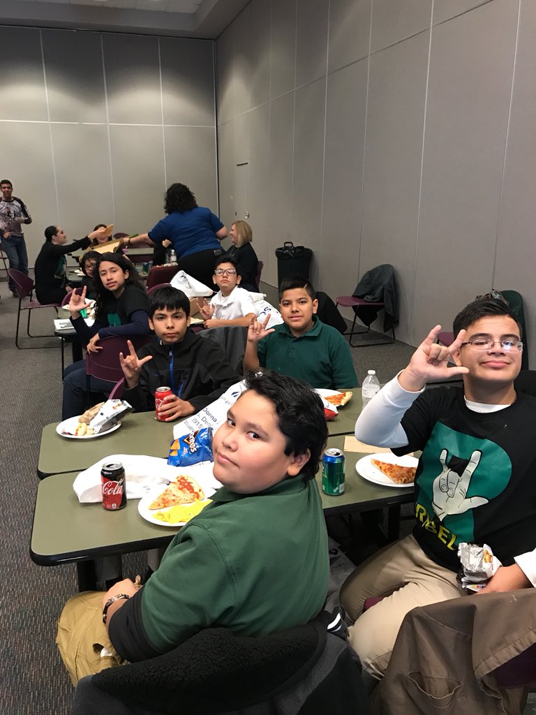 Lunch time( breakfast) yummy pizza 🍕 @ELPASO_ISD @eprdspd @RossRebelsEPISD @deaf_ed  #deafspacepioneer #hungryteachers