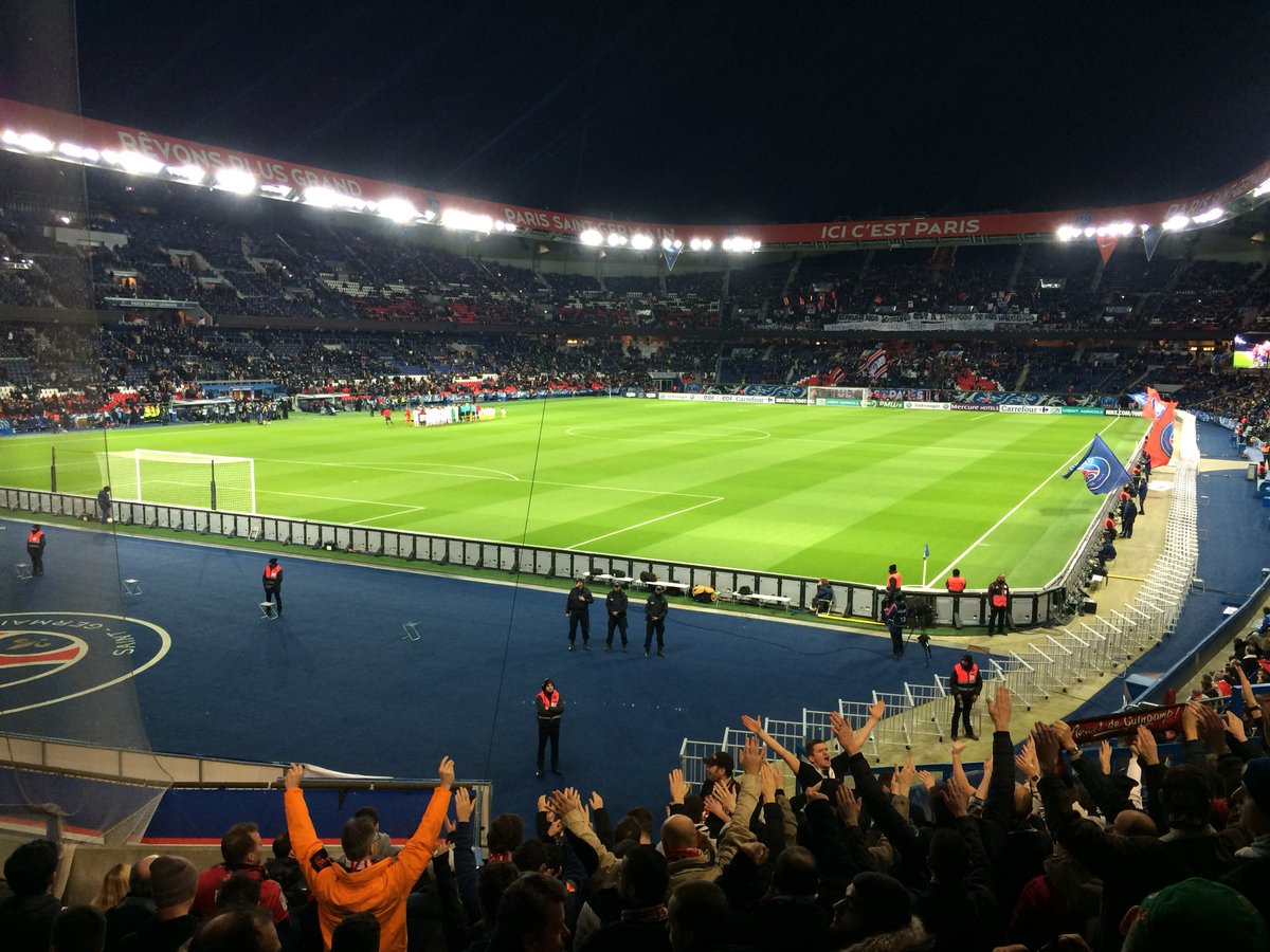Entrée des 22 acteurs sur la pelouse. Les chants guingampais résonnent déjà. #PSGEAG #CoupeDeFrance