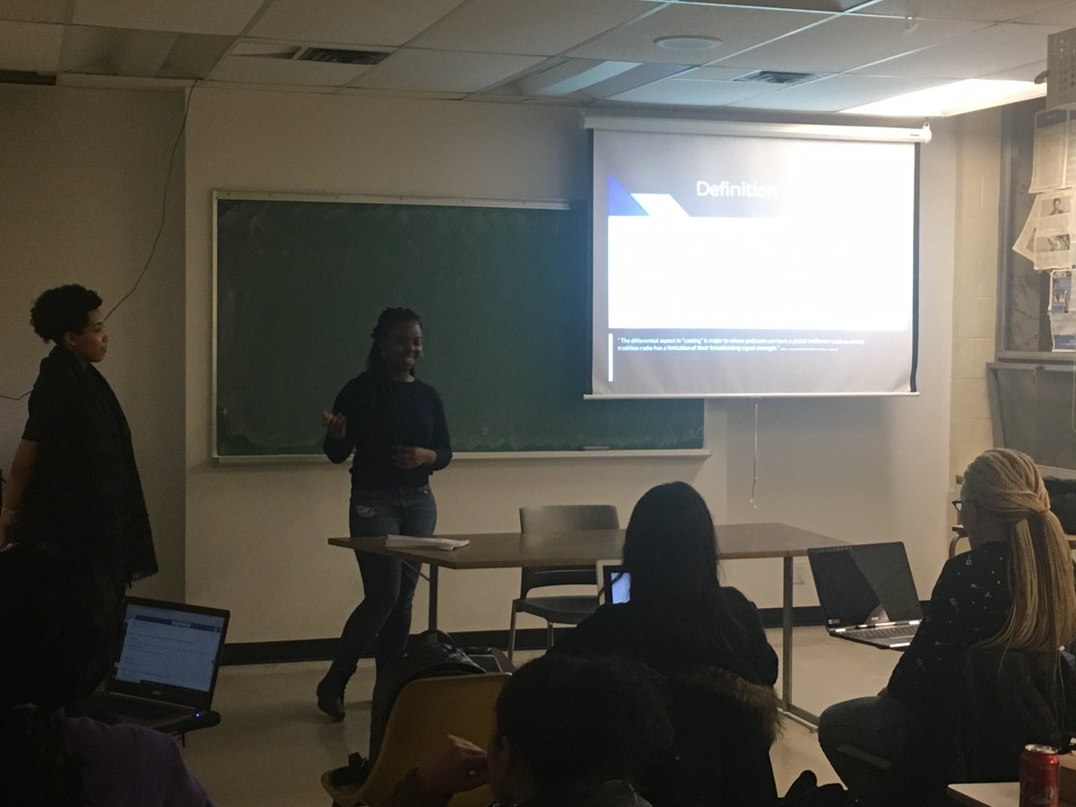 KarolineTruchon's tweet photo. Qu'est-ce qu'un #podcast? Quels sont les éléments qui le rendent intéressant et pertinent? Les étudiant.e.s de #COMS2100 @GlendonComs ont entamé cette réflexion avec leur collègue Sharlène Clarke et @SashmirSidney @RadioGlendon. À suivre... Merci à Amira Moussa pour les photos https://t.co/UoI9FViMJz