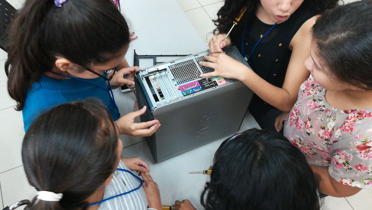 SulaBatsu's tweet photo. También estamos abriendo computadoras para conocer más del hardware y perderle el miedo a la tecnología. De consumidoras a creadoras de tecnología. 😀 https://t.co/JfI49hwWT2