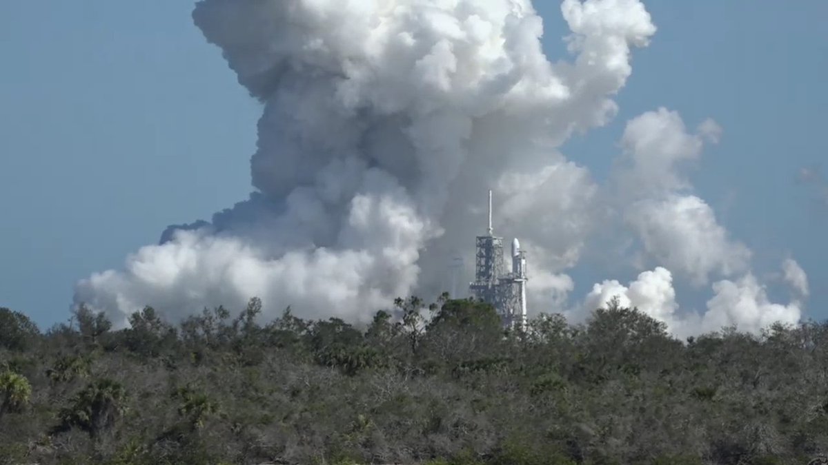 EspaceInfos's tweet photo. Static fire réussi pour la #FalconHeavy ! 🚀📹🎆🎇🎆
Après tant de report, c'est enfin fait !
BRAVOOO 🎇🎆 @SpaceX https://t.co/5EreJVkiTl