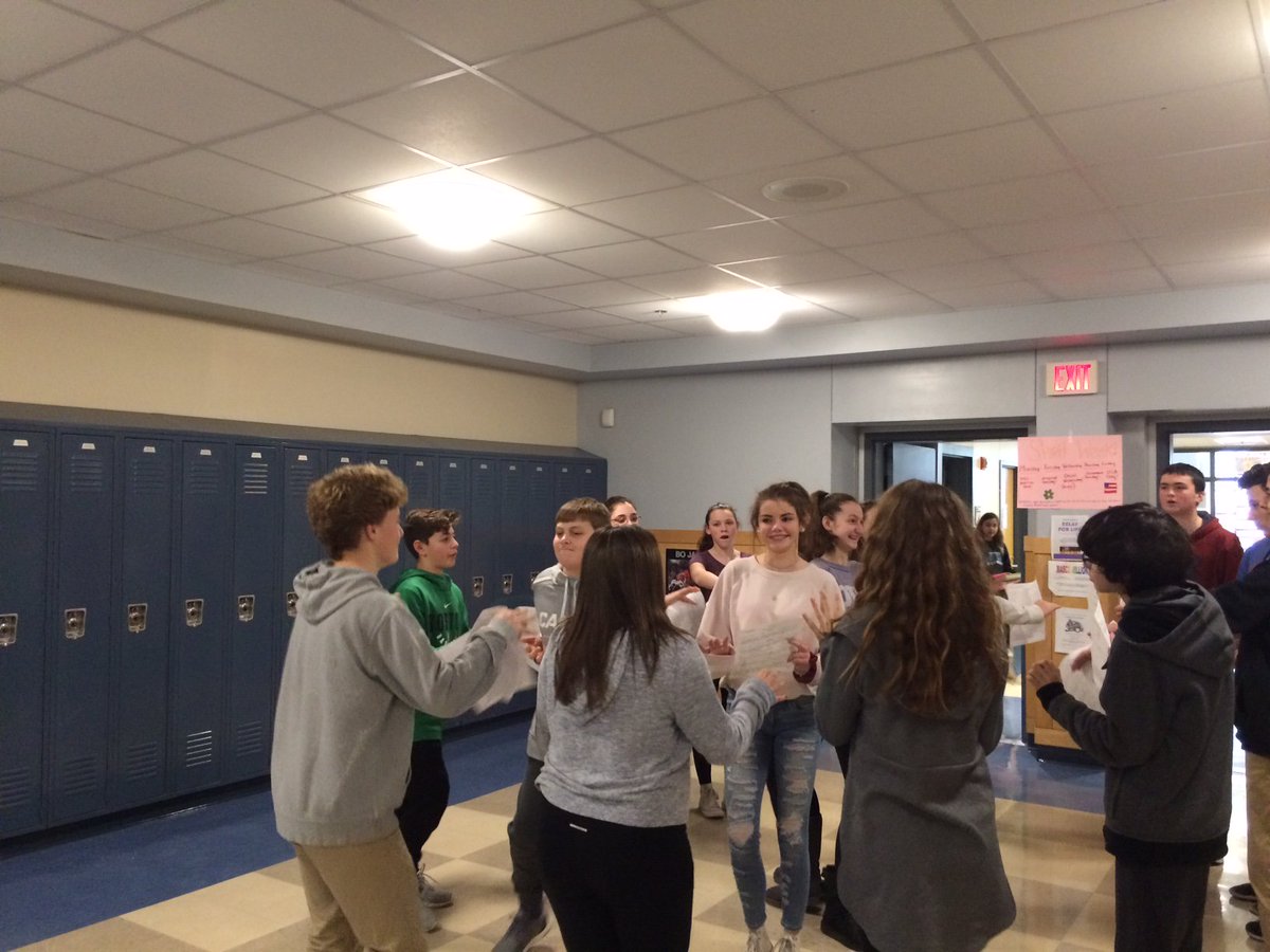 Masco_Principal's tweet photo. Students acted as an atom inside a star. Started in Nebula stage (gas &amp;dust moving freely), then Protostar (accretion occurring due to gravity), main sequence (nuclear fusion begins), red giant (expanding star fusing helium atoms), &amp; planetary nebula (the death of an average star https://t.co/CRaBCcNPRk