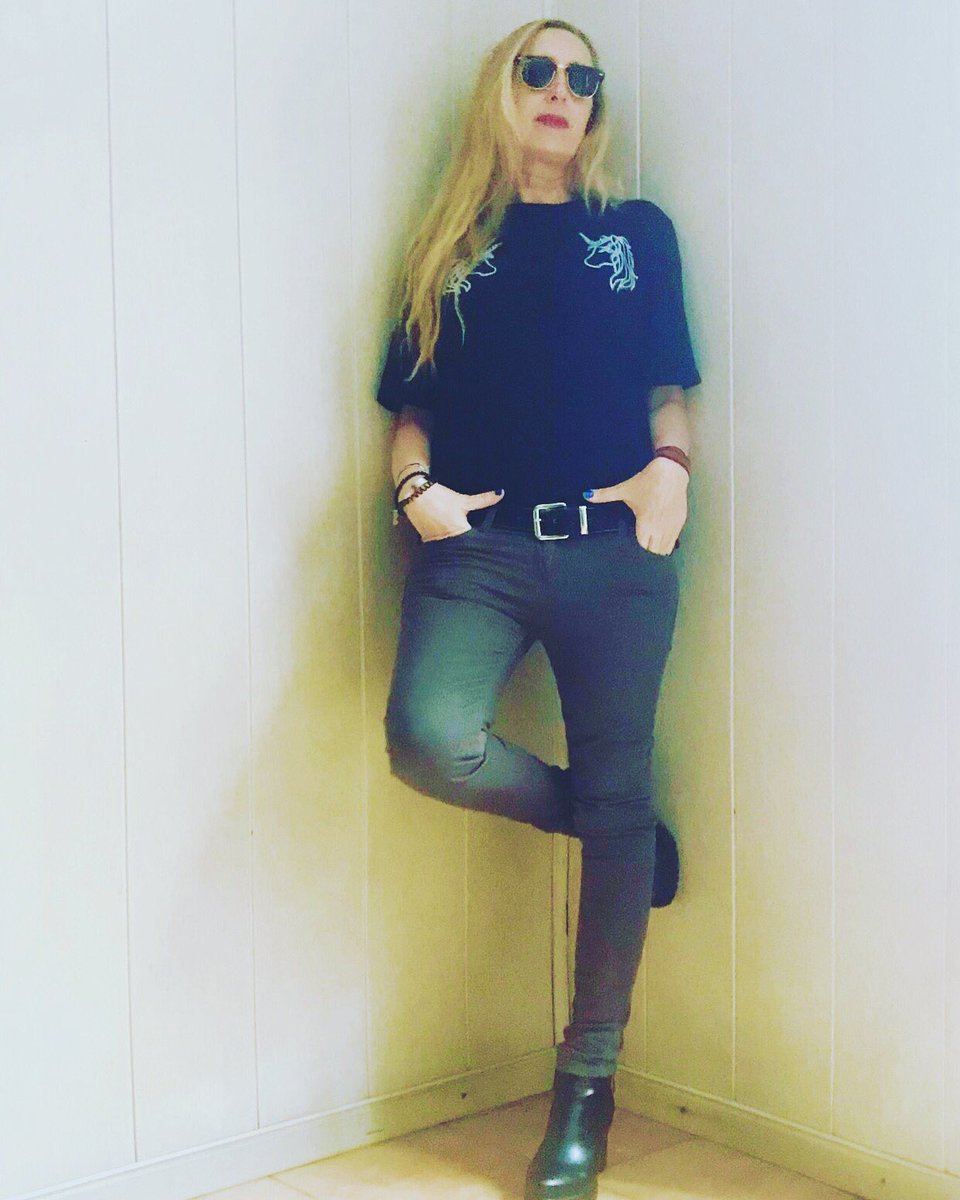 toyabeauvaise11's tweet photo. #modeltime #raybanclubmaster #levis #unicornshirt #beblonde https://t.co/kDGJ5mh5mA
