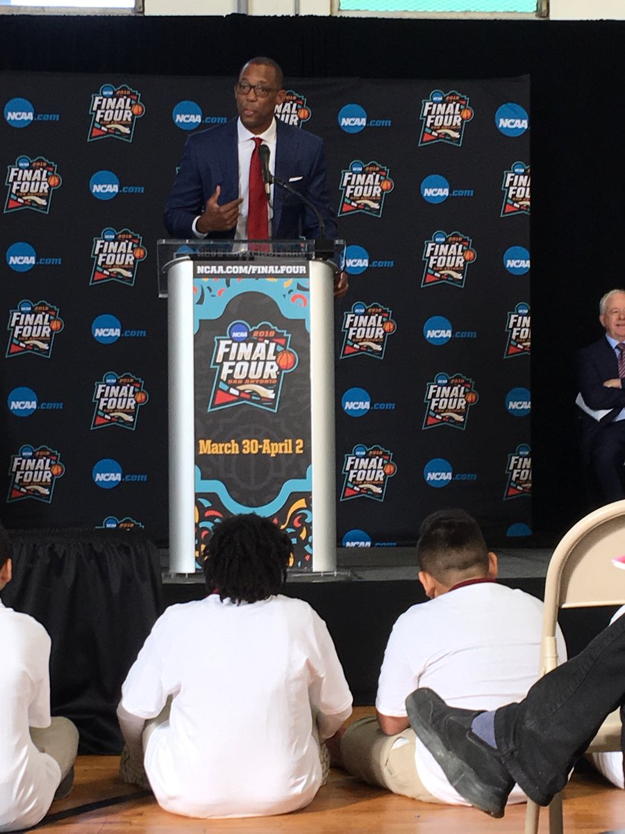 _Markeys_'s tweet photo. Former University of Arizona and San Antonio Spurs star Sean Elliott speaks about the excitement of having the Final Four in the Alamo City. #finalfoursanantoniotx @FinalFour @CEontheMove #sanantoniospurs @spurs #proav #audiopros #markeysTX https://t.co/EhuuuTMNnq
