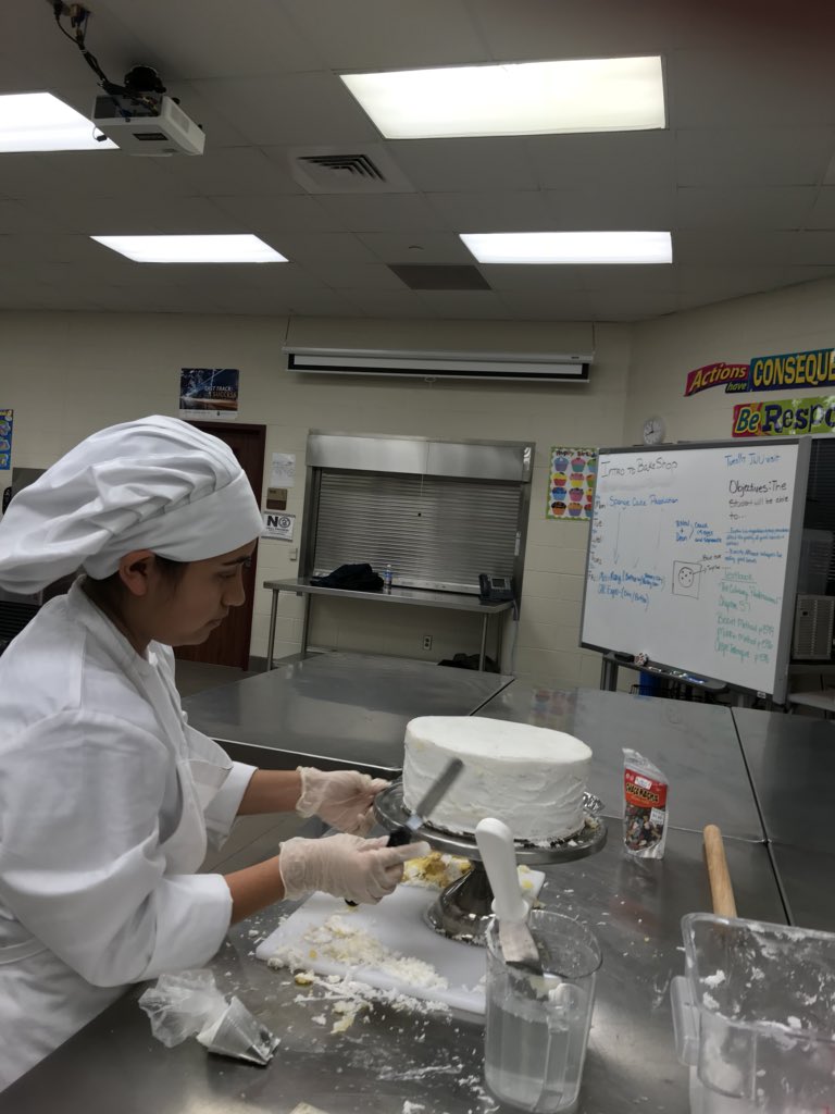 HISD_Culinary18's tweet photo. Culinary Arts making Houston Rodeo cake  @HISD_Culinary18 @HumbleISD_SCHS https://t.co/6QIW1nAfgc
