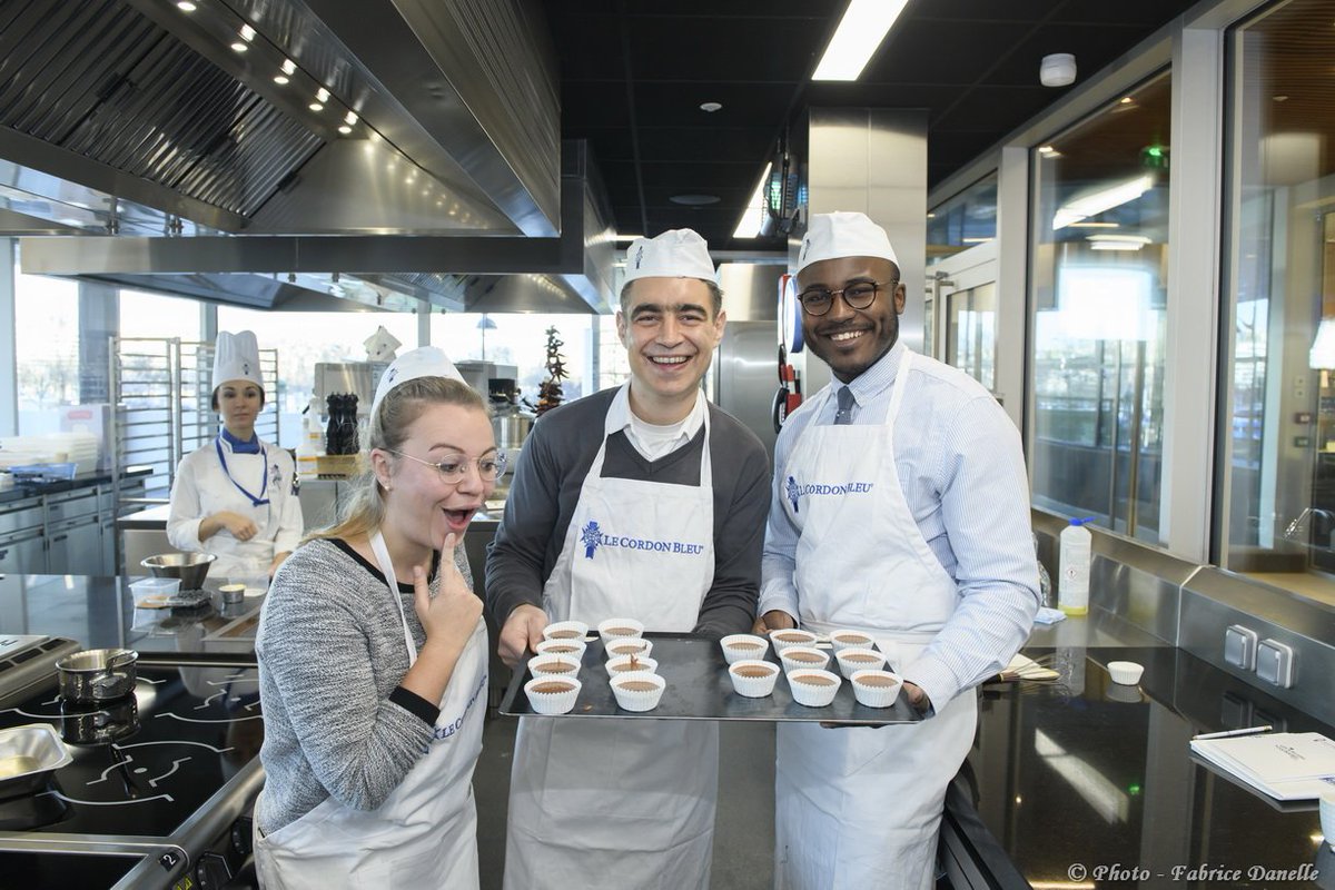 pariscordonbleu's tweet photo. #Atelier de #pâtisserie autour de la #myrtille du Chili @FruitsfromChile à l'institut. Au menu : Cupcake chocolat-myrtille avec Chef Valton et @AnnikaPanika @ConstanceMarle @_SweetAndTreat_ @happyfoodblog_ @morganabbou @paumeeaparis https://t.co/MVj7JiW4Zo