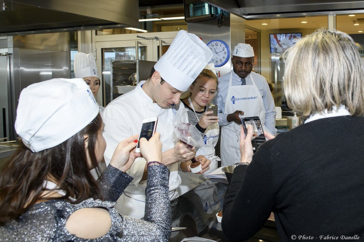 pariscordonbleu's tweet photo. #Merci aux gourmands @AnnikaPanika @ConstanceMarle @_SweetAndTreat_ @happyfoodblog_ @morganabbou @paumeeaparis qui ont réalisé de délicieux cupcakes au chocolat et à la #myrtille du Chili @FruitsfromChile https://t.co/1SRhgndjlR