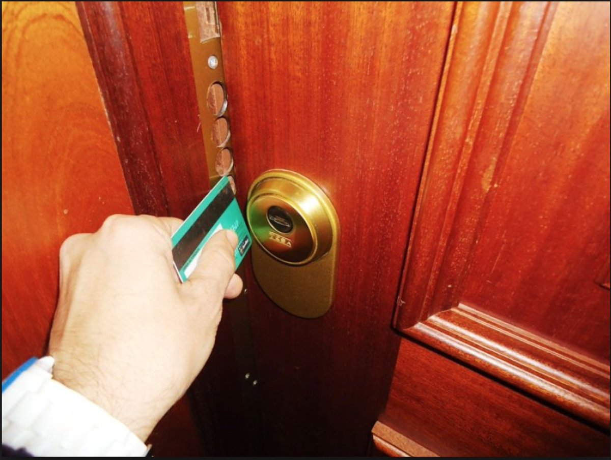 policia's tweet image. Cuando salgas de casa🏡, aunque sea a por el pan o a tirar la basura, no olvides cerrar🚪con llave🔑 y no sólo con el #resbalón. ¡Pónselo difícil a los cacos!