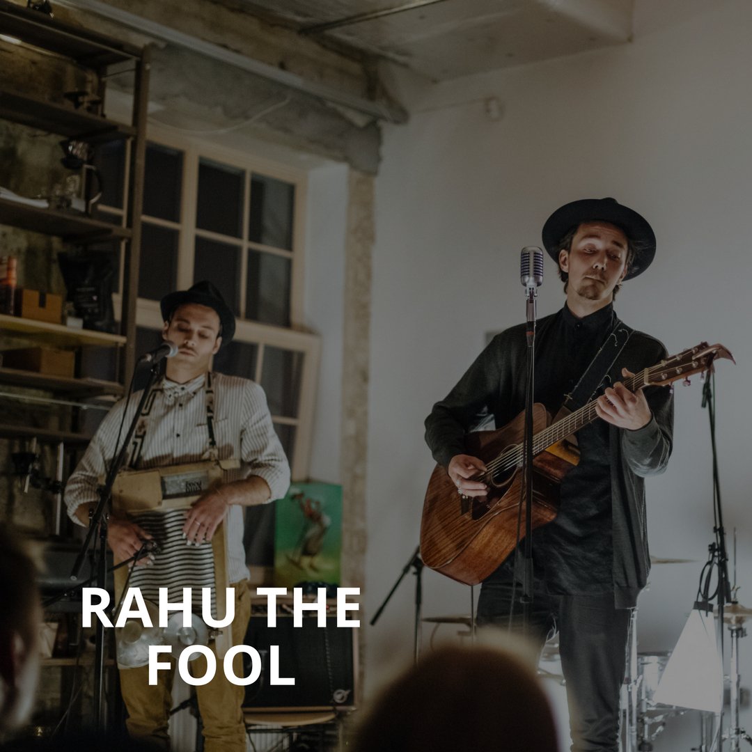 REPLAYlv's tweet photo. Grupa „Rahu The Fool” spēlē bezierobežojumu mūziku un atdzīvina „jug band” mūzikas sajūtas jeb nabadzīgo mūziķu džezu. Kā viņiem veiksies @LTV_Supernova? Uzzināsi jau pavisam drīz! 
https://t.co/DpteuNBnr8 https://t.co/OBK9Iy9qlD