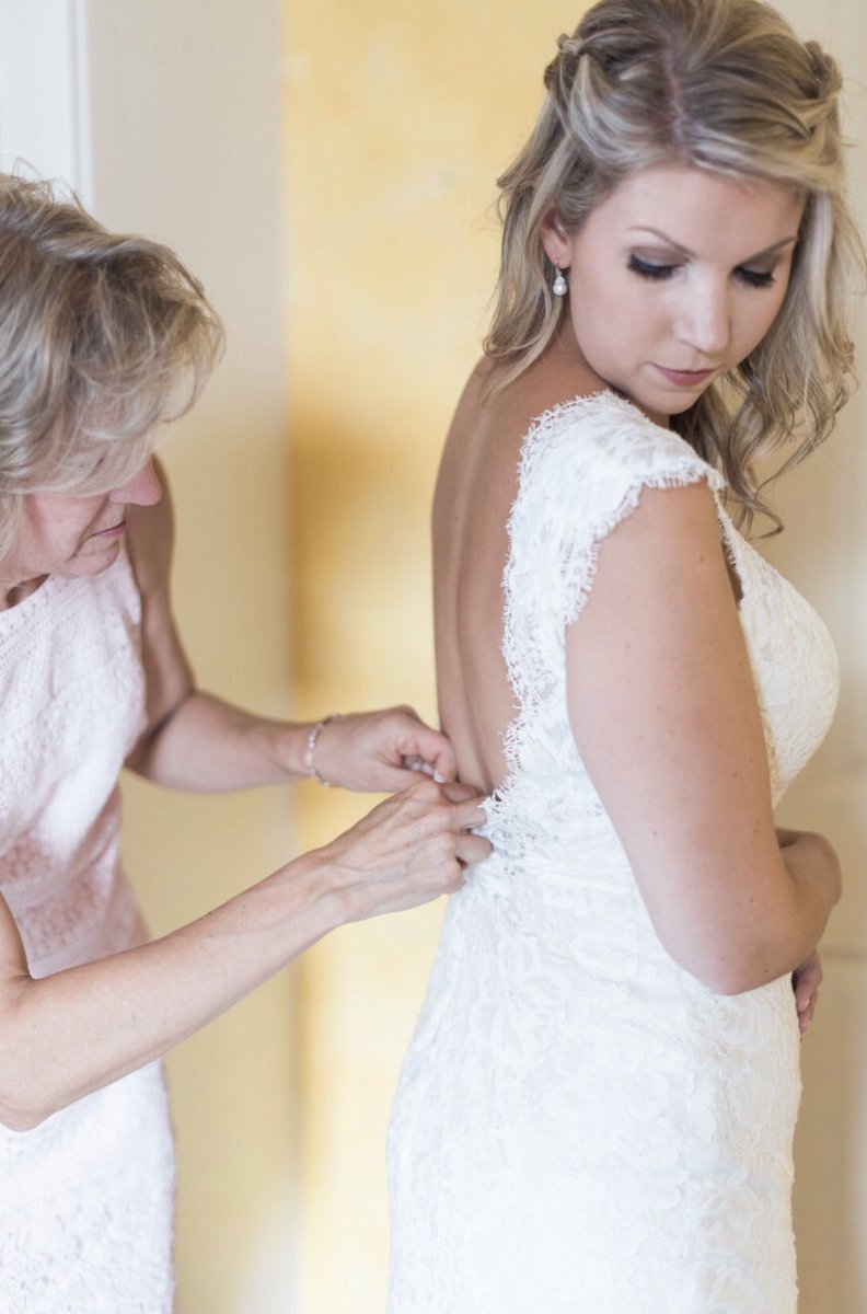 Omg Liz ~ you are perfect! What a beautiful bride in her @eddyk_bridal gown. We can't handle it. Congratulations!! ✨💕 📷 Meg Lucks
thebridalroom.net