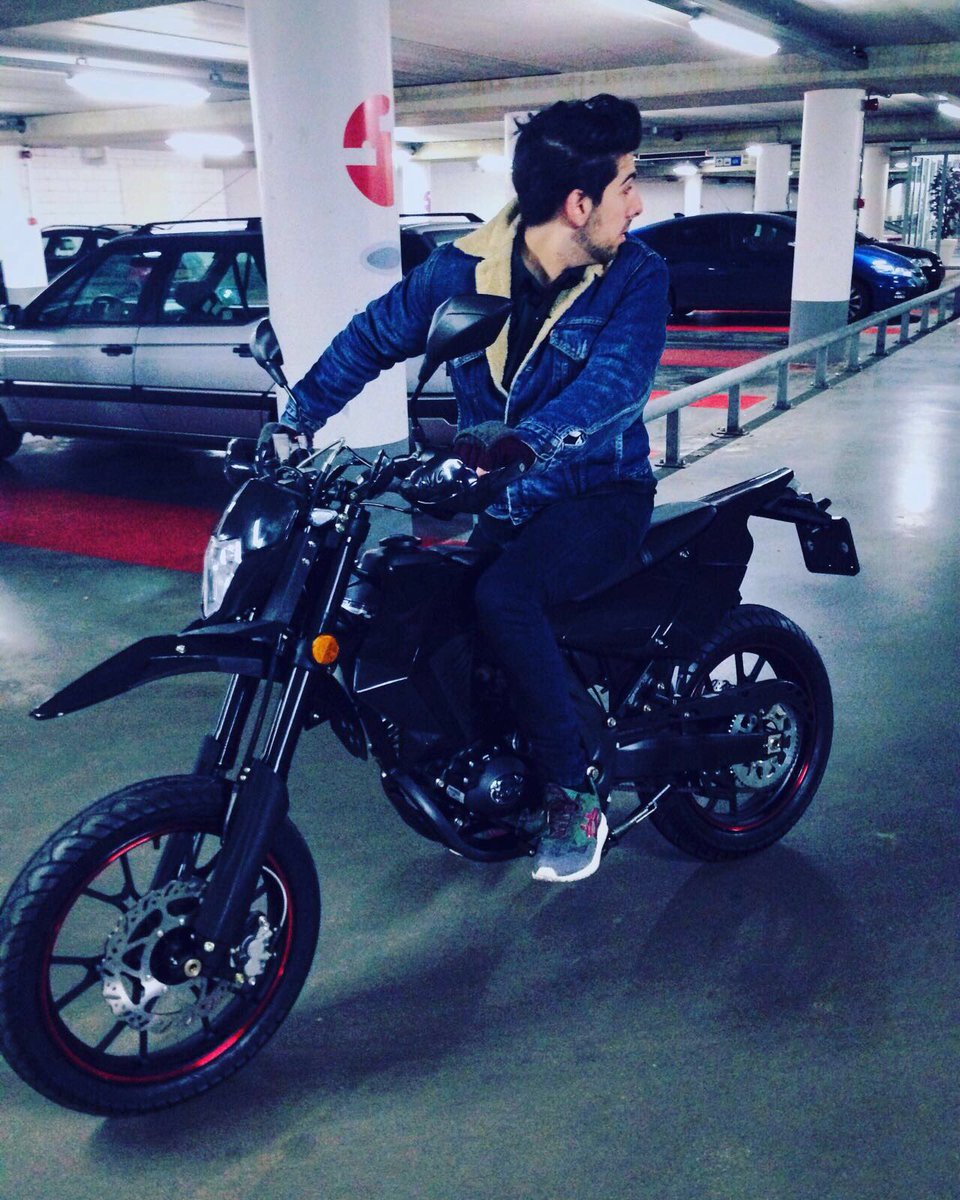 Iemand heeft mijn brommer aka mijn maatje gestolen. Mocht je hem hebben, geef ff terug. Doe je dat niet, wees voorzichtig de achterrem heeft soms issues. RT please 😳Misschien vinden we hem terug door twitter