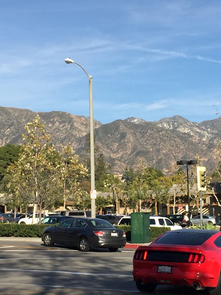 MichRattlers's tweet image. How much you wanna bet I could throw a football over them mountains?
#unclerico #THEGOAT #reflextraining #SuperBowl