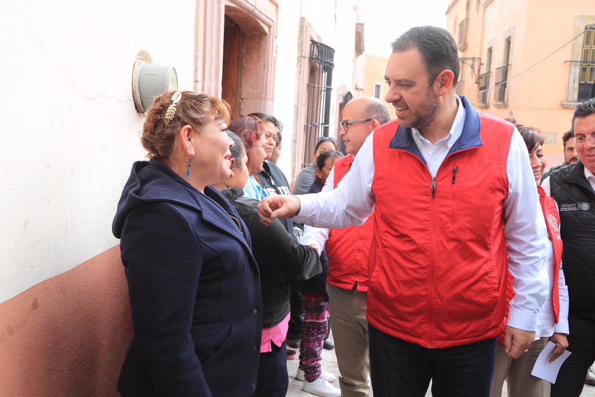 ATelloC's tweet photo. Continuando la gira en compañía de la secretaria @Rosario_Robles_, de @SEDATU_mx, visitamos uno de los barrios típicos de Zacatecas, el Rebote de Barbosa, donde se realizan obras de remodelación en las fachadas para mejorar la imagen de nuestro centro histórico. https://t.co/nLVzemxKP3