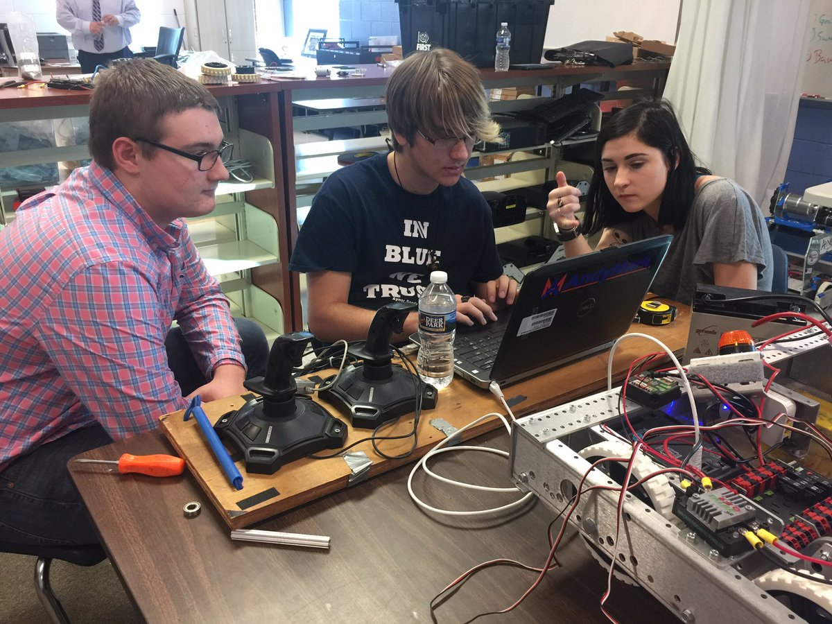 aynorrobotics's tweet image. Build Session in Progress