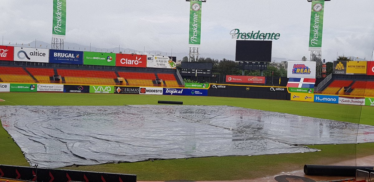Continúa puesta las lonas en el terreno del estadio cibao  se despeja poco a poco la lluvia