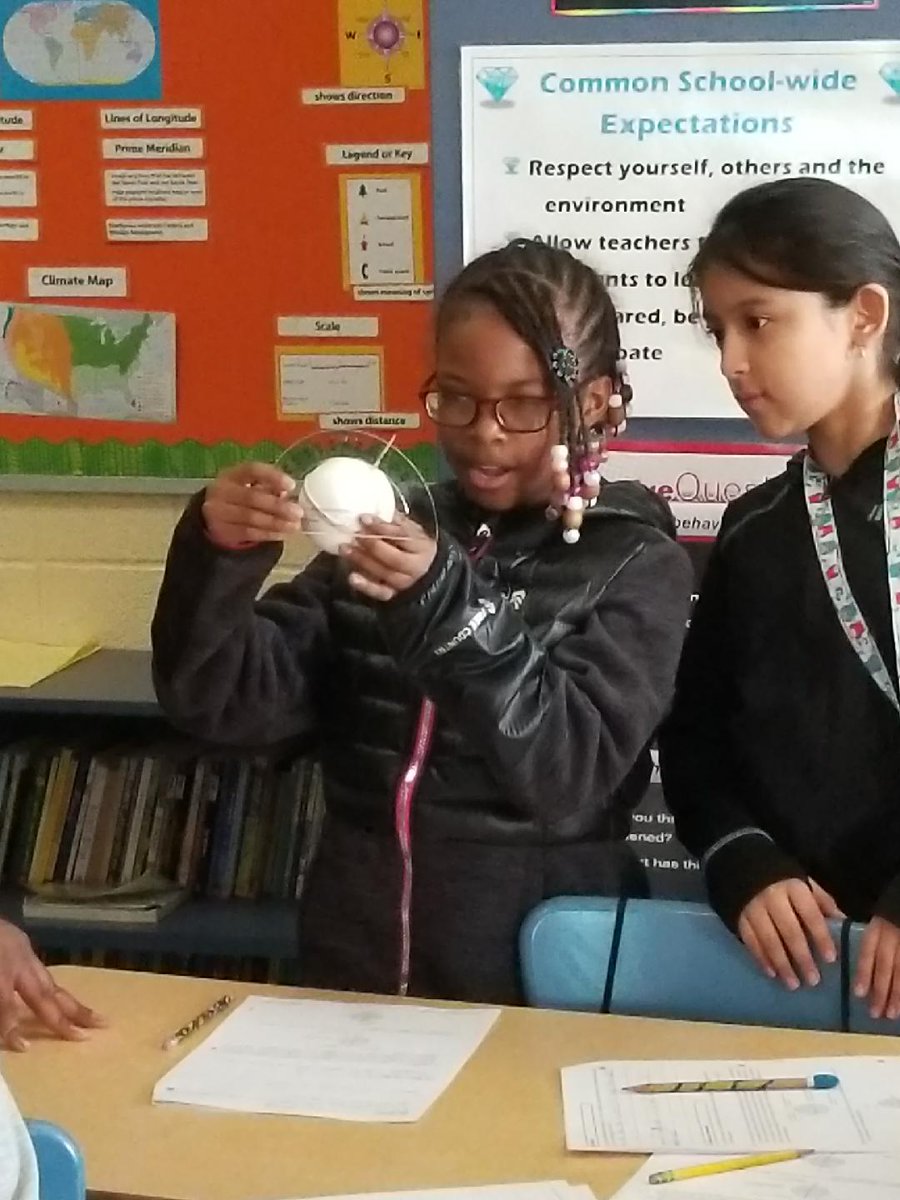 CarissaMNoel's tweet photo. Hey! Who turned out the lights?! Mrs. Sager's 5th grade scientists construct models to simulate Earth's revolution around the Sun! #criticalthinkingwednesday @ErikaBraunSager @muhlsd https://t.co/L8M4drf3MU