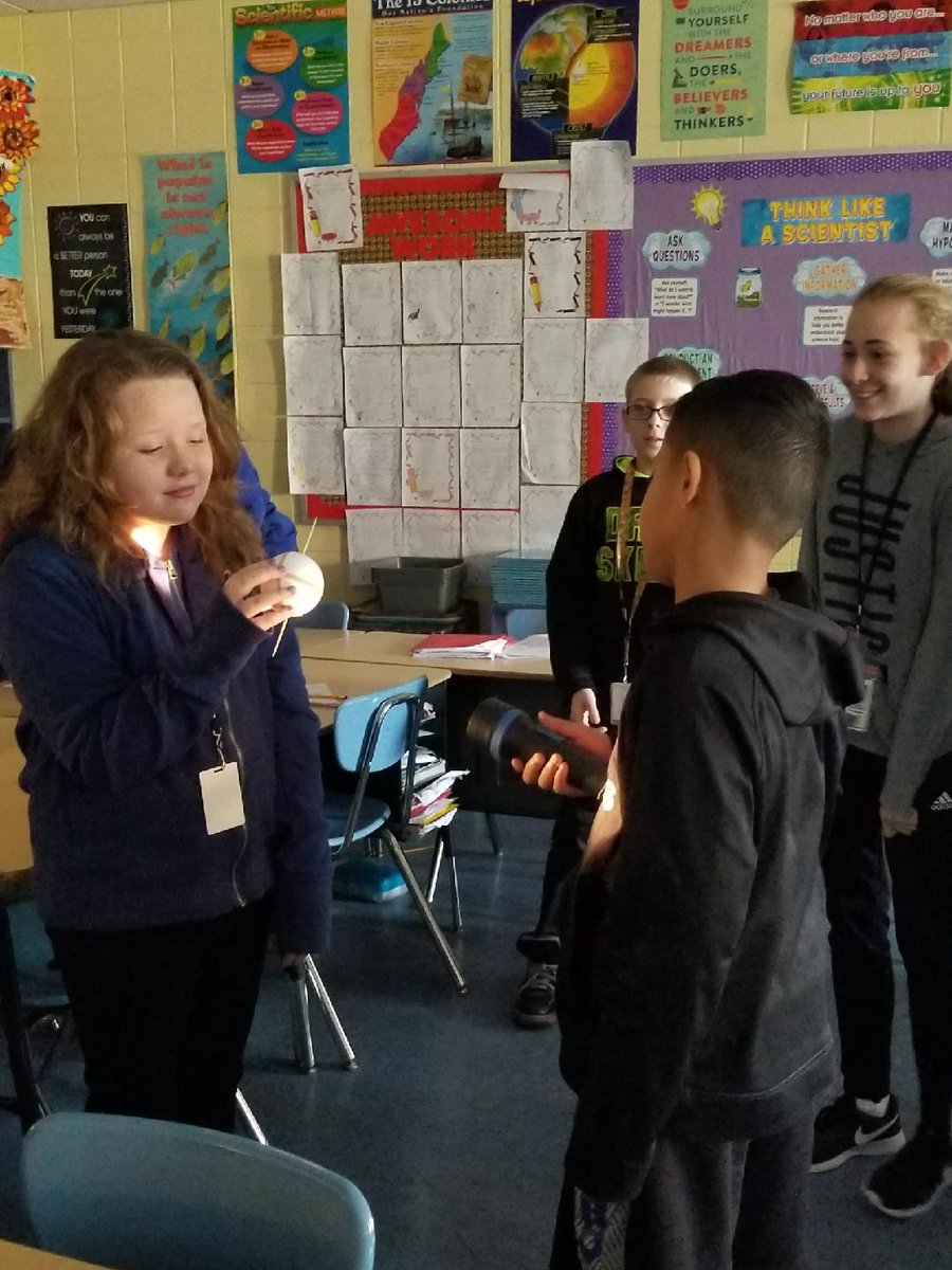 CarissaMNoel's tweet photo. Hey! Who turned out the lights?! Mrs. Sager's 5th grade scientists construct models to simulate Earth's revolution around the Sun! #criticalthinkingwednesday @ErikaBraunSager @muhlsd https://t.co/L8M4drf3MU