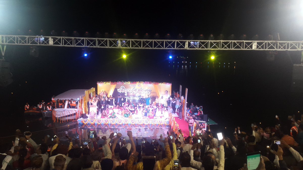 झुकाओ सर भले ही ना मुझे या हाथ ना जोड़ो 
जलाओ ना अगरबत्ती मुझे ना नारियल फोड़ो।।
 
मेरा जल जल रहा है गंदगी की आग से देखो 
तुम्हारी रूह धो पाऊं मुझे इस लायक तो छोड़ो।।

नर्मदा जयन्ती की हार्दिक शुभकामनाएं.... 🙏