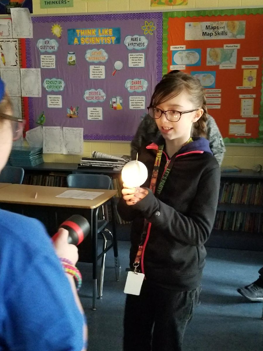 CarissaMNoel's tweet photo. Hey! Who turned out the lights?! Mrs. Sager's 5th grade scientists construct models to simulate Earth's revolution around the Sun! #criticalthinkingwednesday @ErikaBraunSager @muhlsd https://t.co/L8M4drf3MU