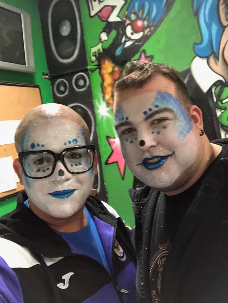 HGonar's tweet photo. Desde el #CarnavalSC17 al #CarnavalSC18 llegan @MurgaZetaZetas. 
¿Repetirán presentación con @_BesayPerez y el aval musical de #PabloMT? Se teletransportarán? 

Monigote, Pecera, Robot, Hombre Espejo... ¿Y este año qué?

¡Imagínatelo! ¡Qué vienen, qué vienen! https://t.co/t6x0h8gSN1