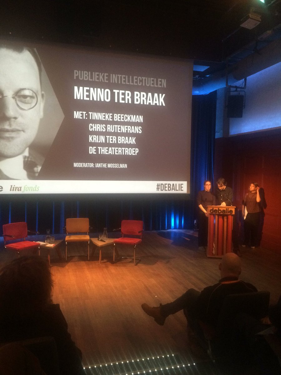 ‘Juist om de democratie te beschermen tegen de dictatuur hebben wij een sterke leider nodig’. <a href="/theatertroep/">De Theatertroep</a> trapt af met een stuk uit ‘De Pantserkrant’ van Menno ter Braak. #publiekeintellectuelen