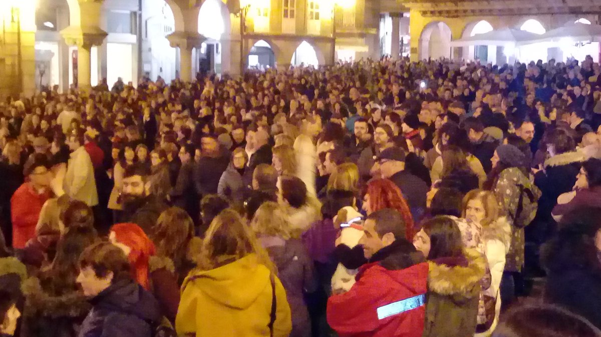 Podemos_Ourense's tweet photo. Cheo absoluto na Praza Maior de Ourense para defender a nosa sanidade pública. Máis de un millero de persoas pedindo a dimisión de Nuñez Feijóo e o seu conselleiro de sanidade J. Vázquez Almuíña https://t.co/7YbplagDJQ