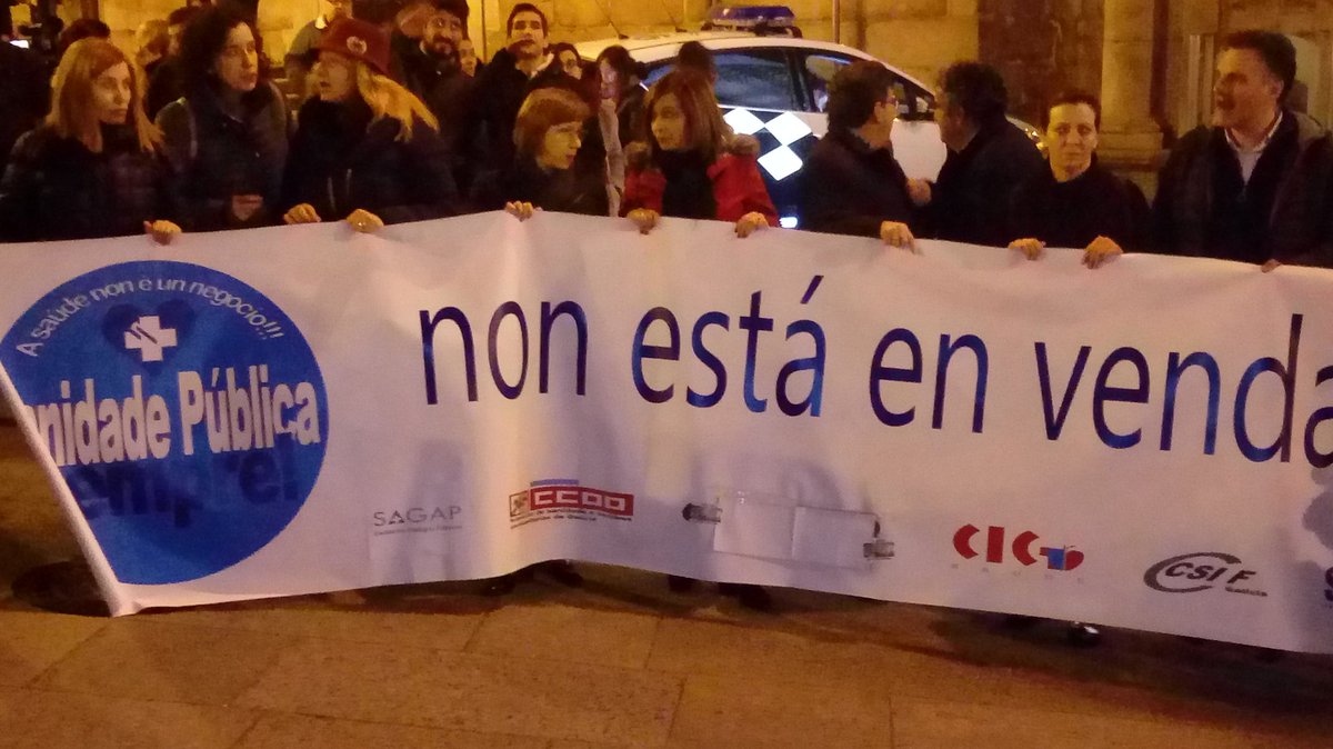 Podemos_Ourense's tweet photo. Cheo absoluto na Praza Maior de Ourense para defender a nosa sanidade pública. Máis de un millero de persoas pedindo a dimisión de Nuñez Feijóo e o seu conselleiro de sanidade J. Vázquez Almuíña https://t.co/7YbplagDJQ