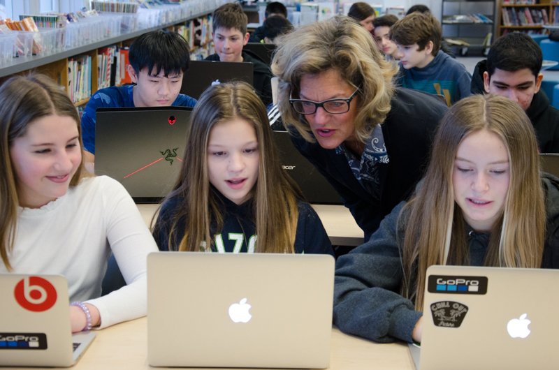 Thank you to MP <a href="/pgoldsmithjones/">Pam Goldsmith-Jones</a> and WVS Chair <a href="/CarolynBroady/">Carolyn Broady</a> for joining us at <a href="/RidgeviewDragon/">Ridgeview Elementary</a> for the exciting Federal Government funding announcement for coding with @TLPCanada #Coding #westvaned