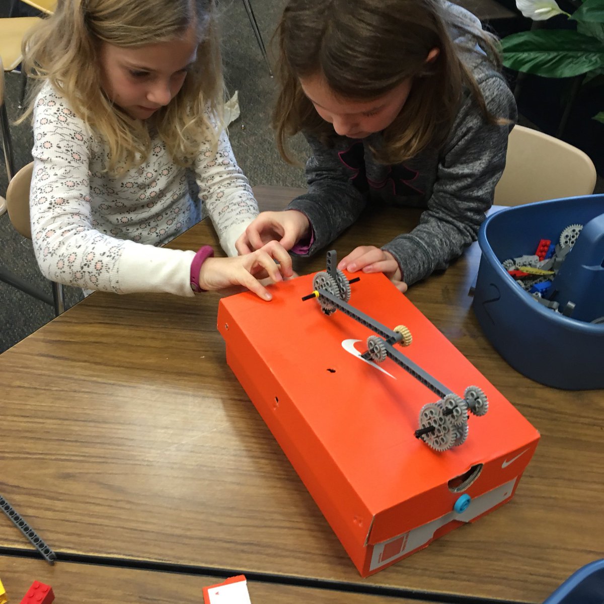 mrlosik's tweet photo. I love giving kids different resources and tools they don’t normally associate with each other like Legos, shoeboxes, marbles, @Makedo and seeing how they use them together. #stem #makered #realproblemsolving https://t.co/spFZcZDPuM