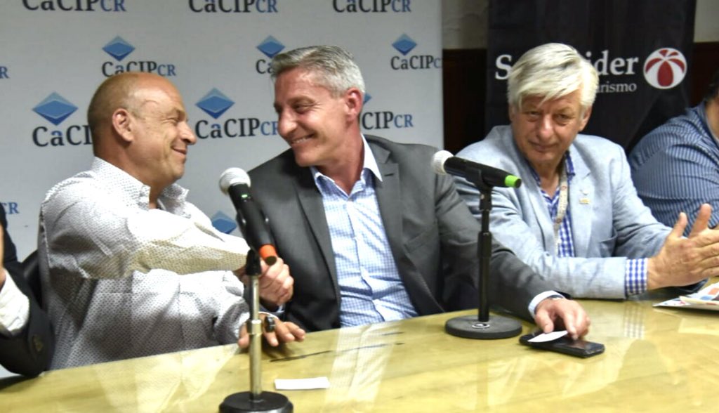arcionimariano's tweet photo. Nuevamente el diálogo y el consenso de todos los sectores a favor de Chubut. Esta inversión que implica el próximo lanzamiento de Lasa con base en Comodoro apunta a mejorar la conectividad aérea de toda la provincia y con la región. Desarrollo, conectividad, producción y turismo. https://t.co/wSDbCZSsiL