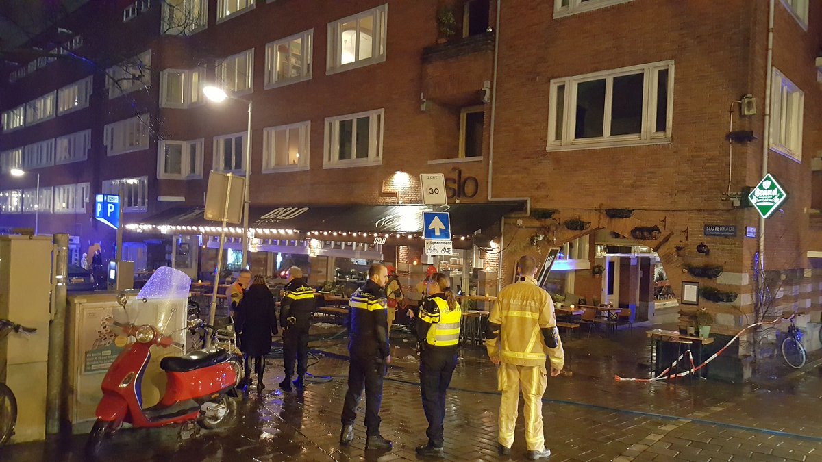 PersburoUNN's tweet photo. @BrandweerAA is nu bezig bij een brand in een horecazaak aan de #Sloterkade in Amsterdam-west. Vermoedelijk een brand in het rookafvoerkanaal naar het dak. https://t.co/vjNSxMui1e