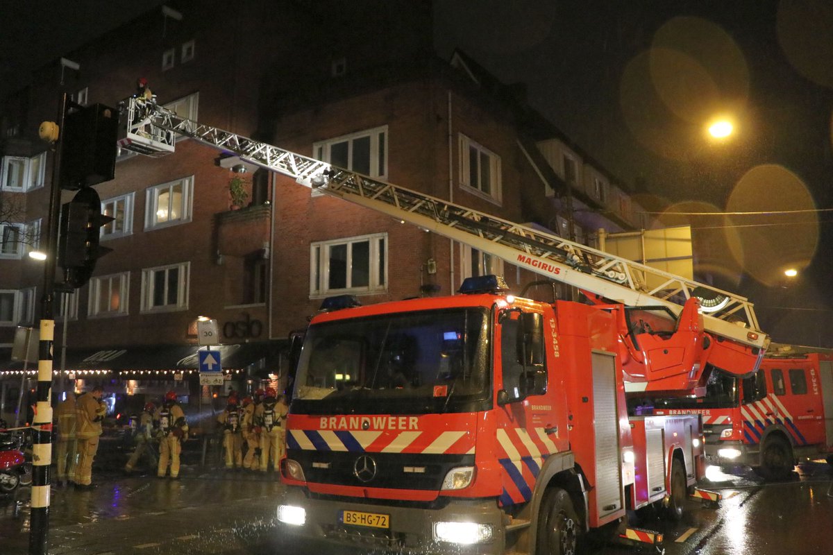 PersburoUNN's tweet photo. @BrandweerAA is nu bezig bij een brand in een horecazaak aan de #Sloterkade in Amsterdam-west. Vermoedelijk een brand in het rookafvoerkanaal naar het dak. https://t.co/vjNSxMui1e
