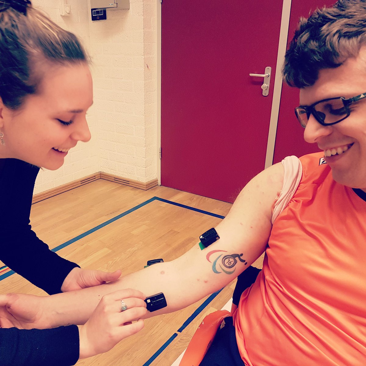 Meten=weten 🤓 VU Bewegingswetenschappen en #BocciaTeamNL werken samen aan meer kennis! 

Vandaag is Emma gestart met "EMG" metingen. Hiermee brengt ze in kaart wanneer en in welke spieren precies spasme optreedt tijdens het gooien 💪 Bernd durfde als eerste #held #BocciaTeamNL