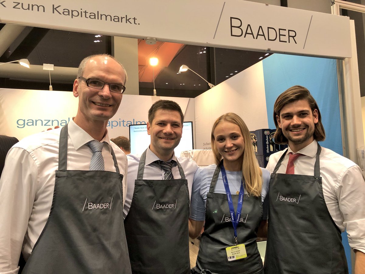fintechcube's tweet photo. Tolle #digitalisierungs Stimmung am Stand der @Baader_Bank, wie immer verstehen die #Bayern es, alle g‘scheid zu bewirten 👍👌🍺 #fintech #picoftheday #fondskongress #finanzbranche @indizde @Fprofessionell @ITFinanzmagazin @digitalbanks @finletter @FintechLadies @oli_riedel https://t.co/YocDAo5KPH