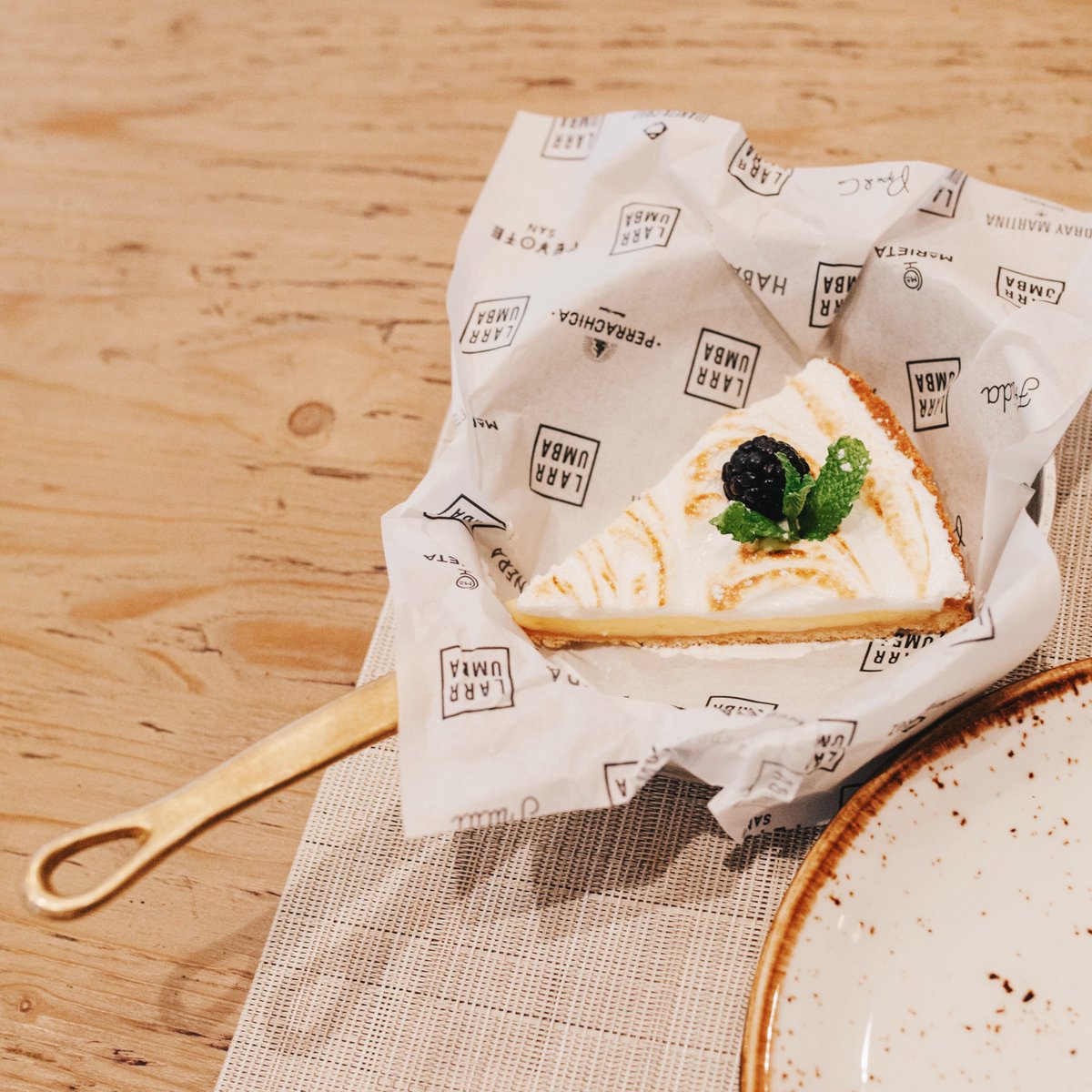 Felicidad en estado puro👉 Tarta casera de limón para acabar el día 🍰
#Perrachica #GrupoLarrumba