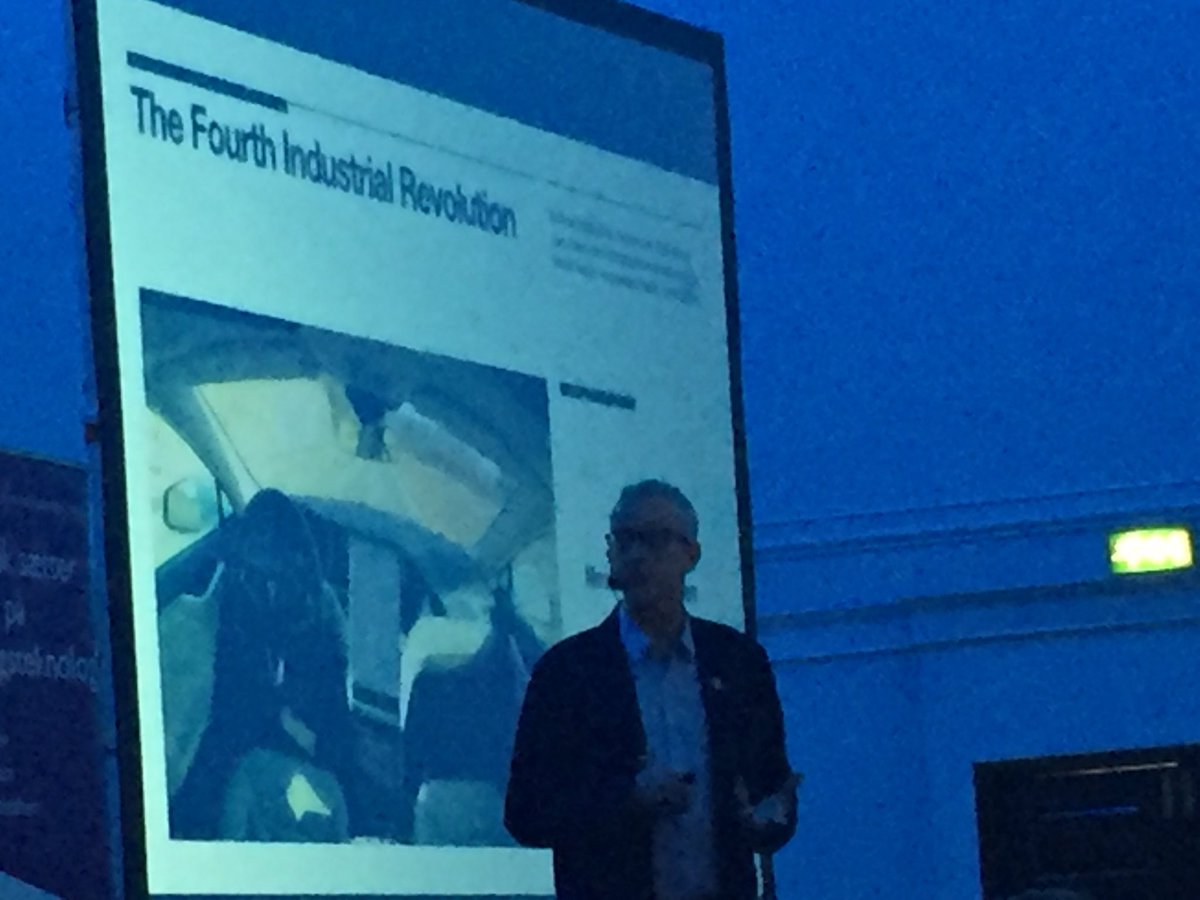 CelineFerot's tweet photo. Graham Brown- Martin taler om den 4. Industrielle revolution med afsæt i Gramsci: " the crisis consist precisely in the fact that the old is dying and the new cannot be born in the interregnum a great varity of morbid symptoms appear" #bett18 @dk_bett https://t.co/VqezyFkcuh